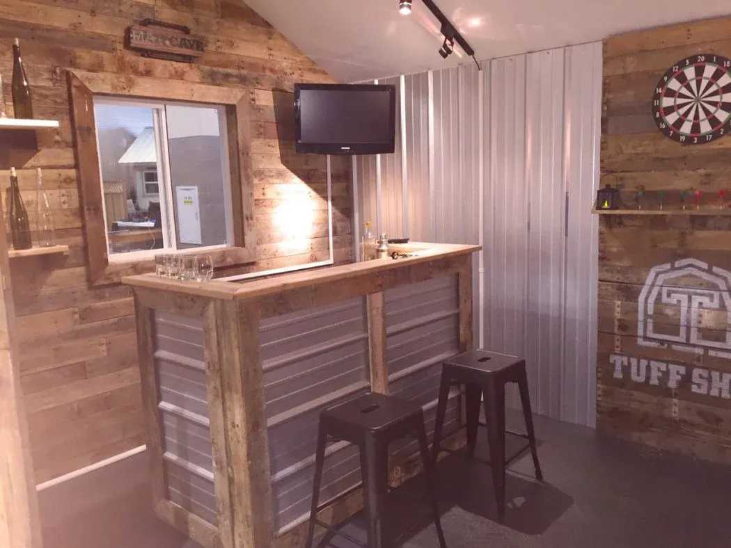 A pro tall ranch home sports bar with a TV.