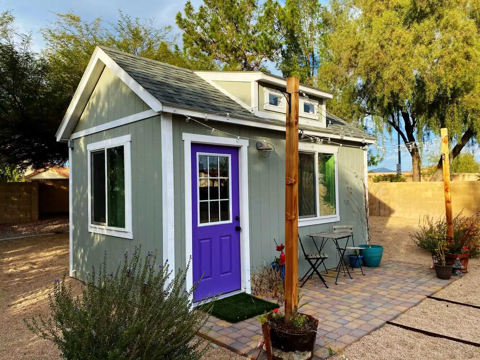 Exterior of Emily's green Premier PRO Tall Ranch with blue door